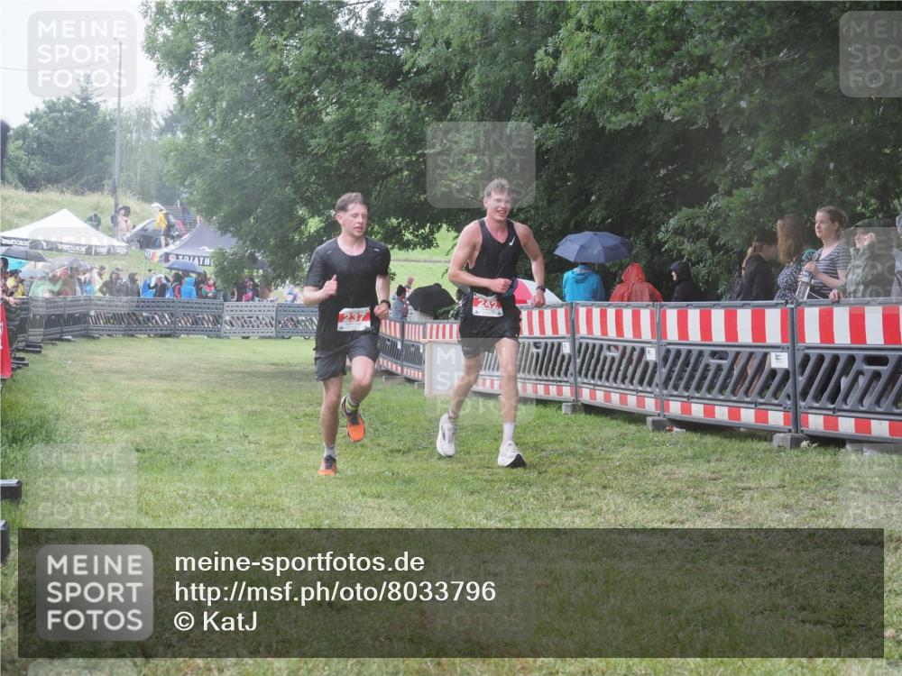 21.06.2025 - 27. Vierlanden-Triathlon KatJ http://msf.ph/oto/8033796 15.06.2025 13:46:04 Ziel 237, 242 meine-sportfotos.de