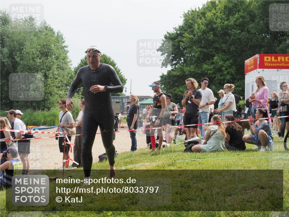 15.06.2025 - 27. Vierlanden-Triathlon KatJ http://msf.ph/oto/8033797 15.06.2025 11:17:00 Schwimmen 825, 888, 978 meine-sportfotos.de