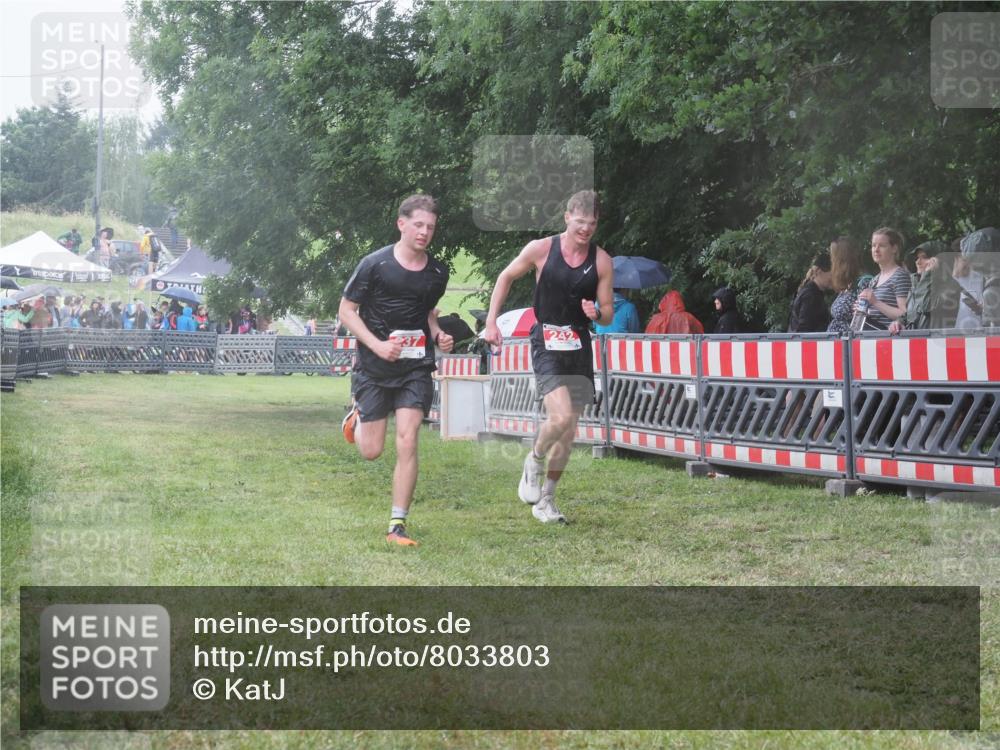 21.06.2025 - 27. Vierlanden-Triathlon KatJ http://msf.ph/oto/8033803 15.06.2025 13:46:05 Ziel 237, 242 meine-sportfotos.de
