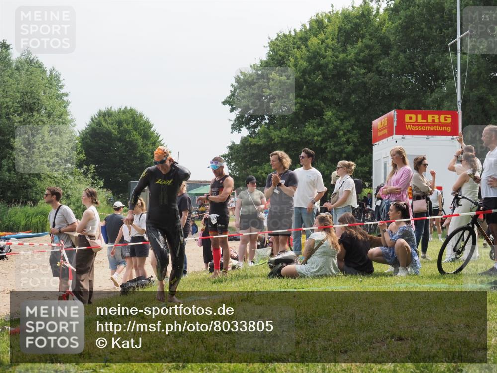 15.06.2025 - 27. Vierlanden-Triathlon KatJ http://msf.ph/oto/8033805 15.06.2025 11:17:05 Schwimmen 825, 945, 978 meine-sportfotos.de