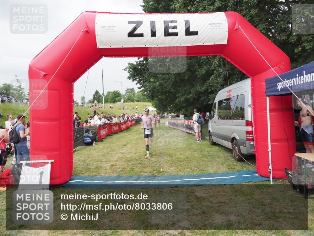 21.06.2025 - 27. Vierlanden-Triathlon MichiJ http://msf.ph/oto/8033806 15.06.2026 12:56:42 Ziel 725, 1007 meine-sportfotos.de