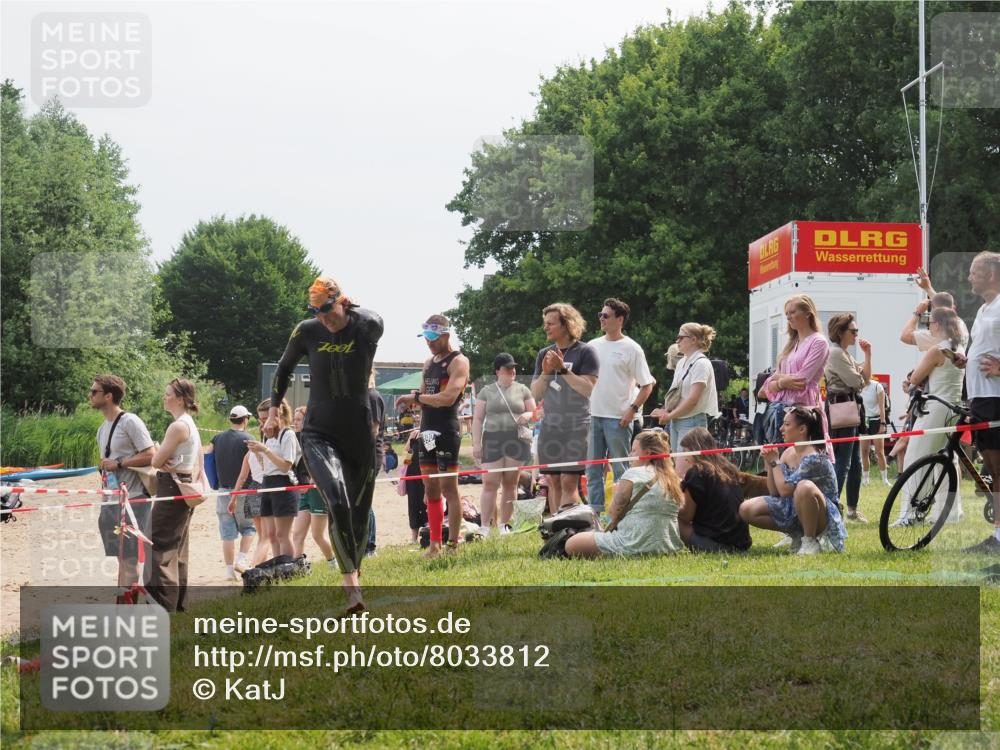 15.06.2025 - 27. Vierlanden-Triathlon KatJ http://msf.ph/oto/8033812 15.06.2025 11:17:05 Schwimmen 825, 945, 978 meine-sportfotos.de