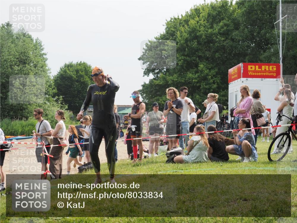 21.06.2025 - 27. Vierlanden-Triathlon KatJ http://msf.ph/oto/8033834 15.06.2025 11:17:06 Schwimmen 825, 945, 978 meine-sportfotos.de
