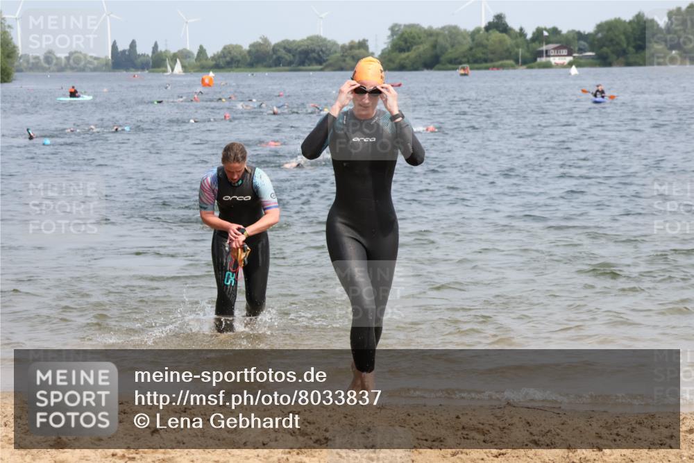 21.06.2025 - 27. Vierlanden-Triathlon Lena Gebhardt http://msf.ph/oto/8033837 15.06.2025 11:18:35 Schwimmen 909, 912, 925, 939, 970 meine-sportfotos.de