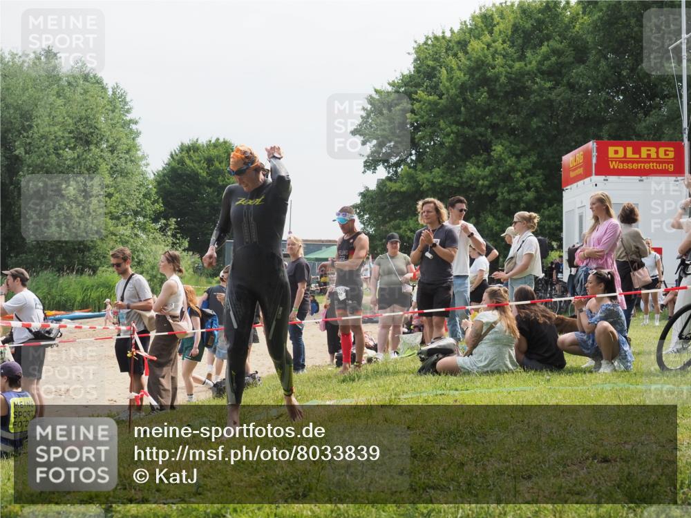 21.06.2025 - 27. Vierlanden-Triathlon KatJ http://msf.ph/oto/8033839 15.06.2025 11:17:06 Schwimmen 825, 945, 978 meine-sportfotos.de