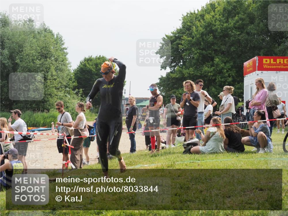21.06.2025 - 27. Vierlanden-Triathlon KatJ http://msf.ph/oto/8033844 15.06.2025 11:17:06 Schwimmen 825, 945, 978 meine-sportfotos.de