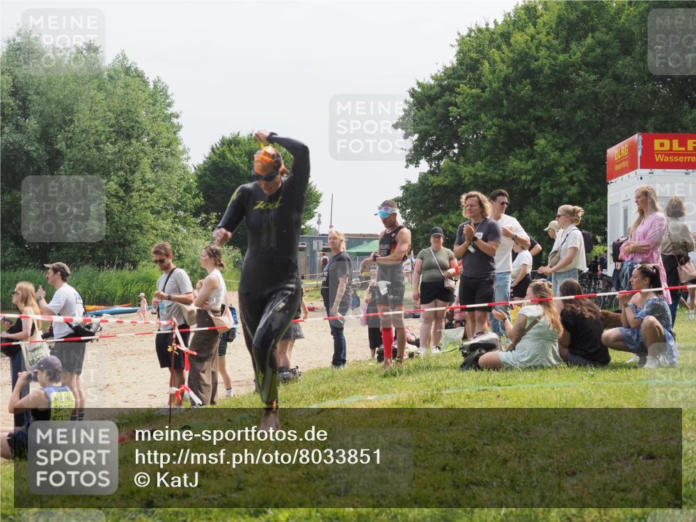 15.06.2025 - 27. Vierlanden-Triathlon KatJ http://msf.ph/oto/8033851 15.06.2025 11:17:07 Schwimmen 825, 945, 978 meine-sportfotos.de