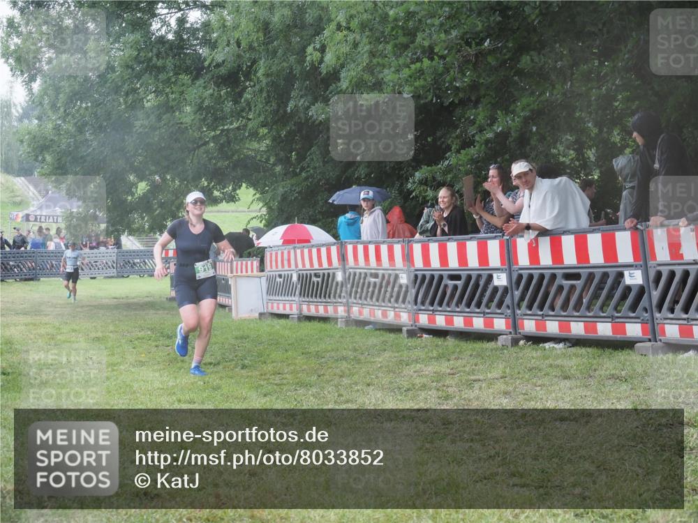 21.06.2025 - 27. Vierlanden-Triathlon KatJ http://msf.ph/oto/8033852 15.06.2025 13:46:43 Ziel 919 meine-sportfotos.de