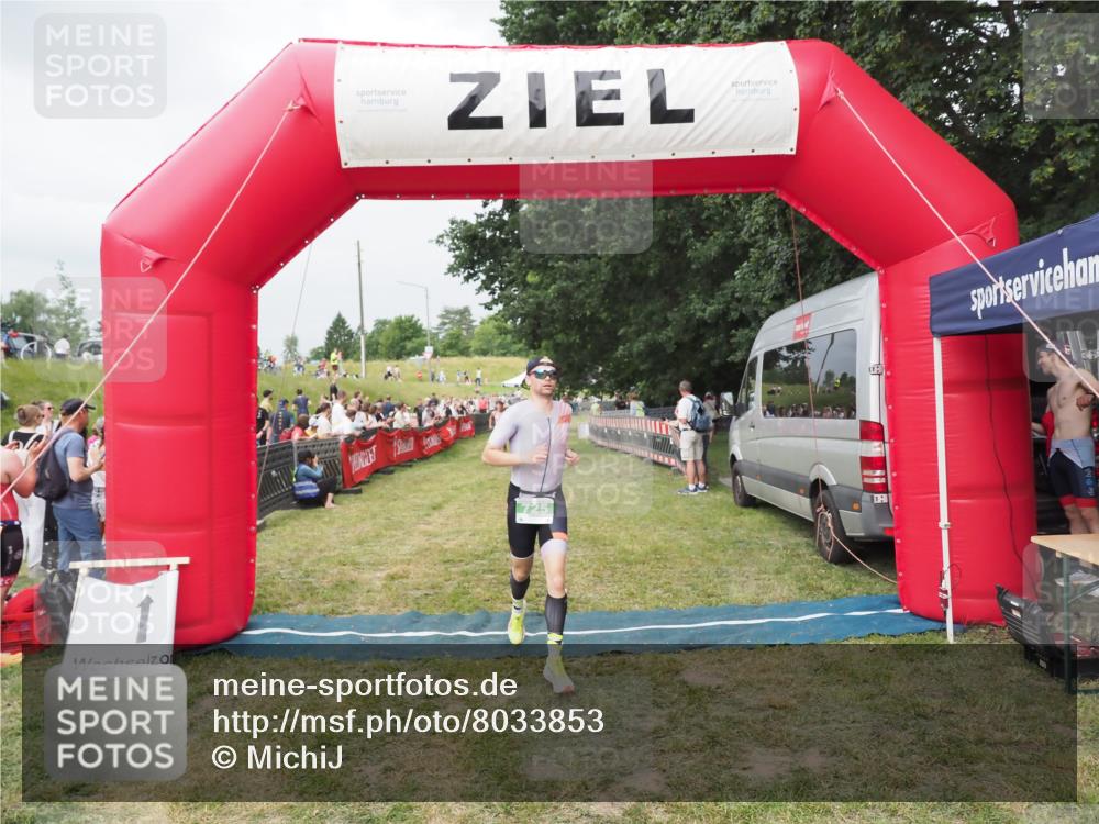 21.06.2025 - 27. Vierlanden-Triathlon MichiJ http://msf.ph/oto/8033853 15.06.2026 12:56:43 Ziel 725, 1004, 1006, 1007 meine-sportfotos.de
