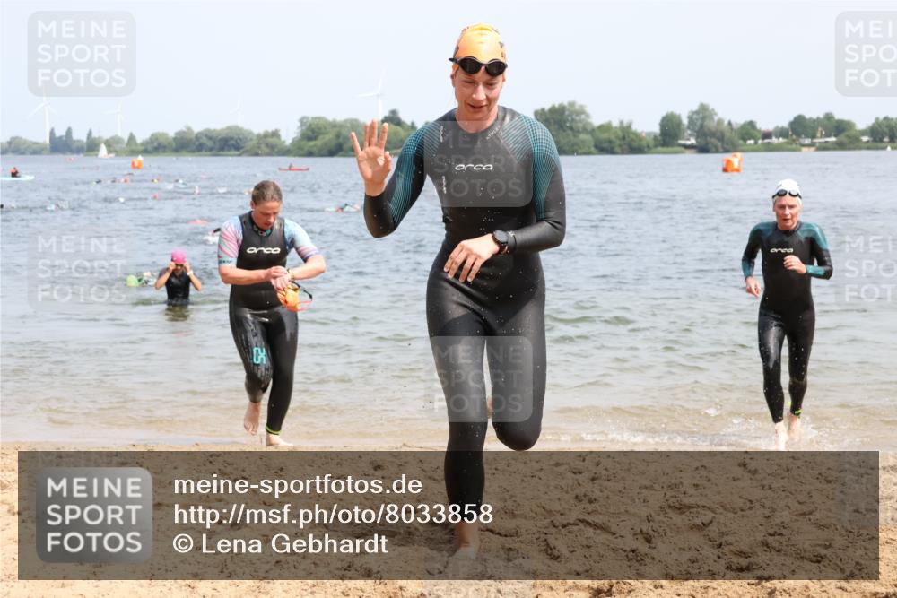 21.06.2025 - 27. Vierlanden-Triathlon Lena Gebhardt http://msf.ph/oto/8033858 15.06.2025 11:18:37 Schwimmen 885, 909, 912, 925, 939, 970 meine-sportfotos.de