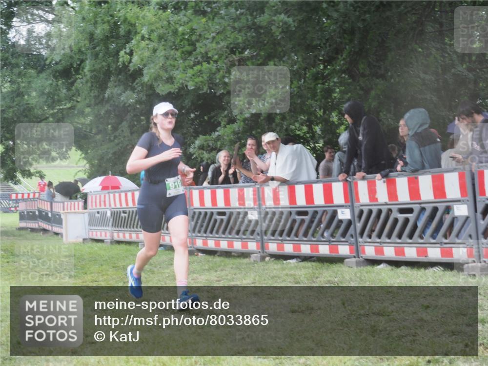 21.06.2025 - 27. Vierlanden-Triathlon KatJ http://msf.ph/oto/8033865 15.06.2025 13:46:45 Ziel 919 meine-sportfotos.de