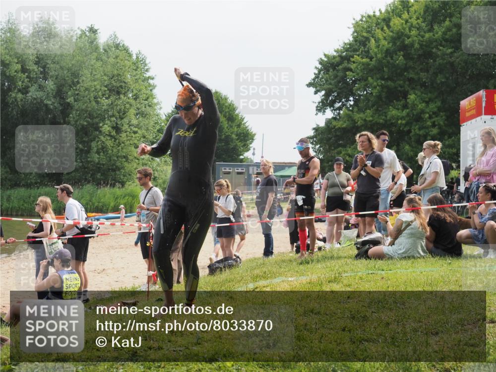 21.06.2025 - 27. Vierlanden-Triathlon KatJ http://msf.ph/oto/8033870 15.06.2025 11:17:07 Schwimmen 825, 945, 978 meine-sportfotos.de