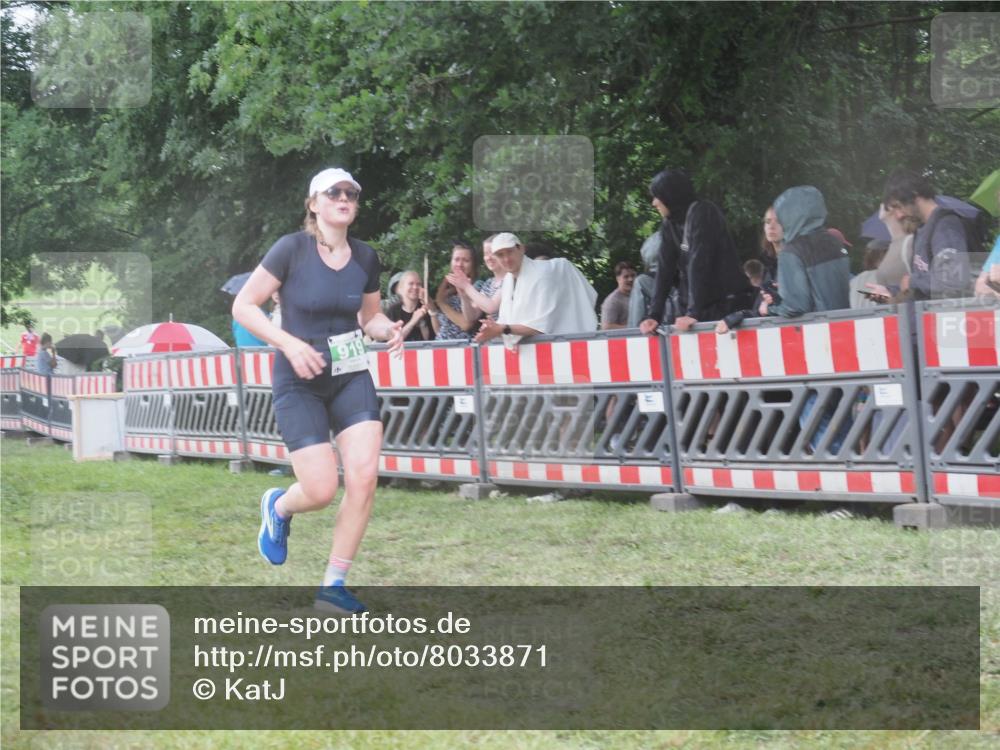 21.06.2025 - 27. Vierlanden-Triathlon KatJ http://msf.ph/oto/8033871 15.06.2025 13:46:45 Ziel 919 meine-sportfotos.de