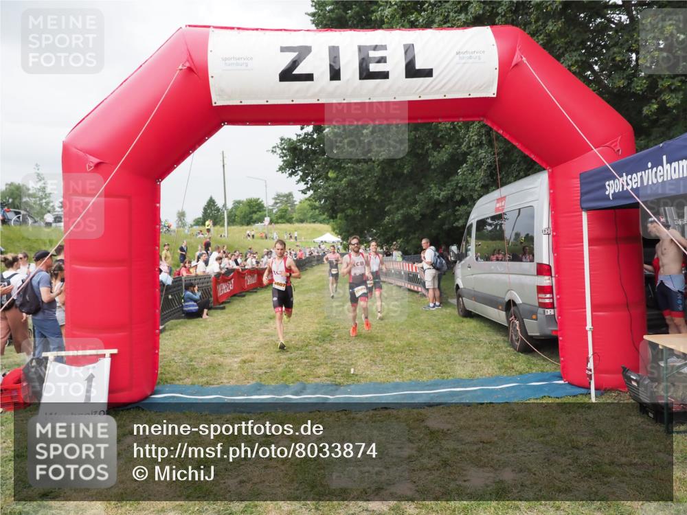21.06.2025 - 27. Vierlanden-Triathlon MichiJ http://msf.ph/oto/8033874 15.06.2026 12:56:46 Ziel 725, 1004, 1006, 1007, 1008 meine-sportfotos.de