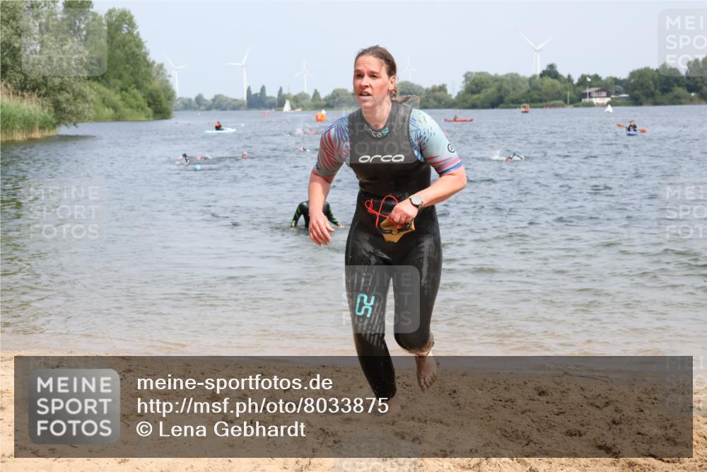 21.06.2025 - 27. Vierlanden-Triathlon Lena Gebhardt http://msf.ph/oto/8033875 15.06.2025 11:18:39 Schwimmen 885, 909, 912, 925, 939 meine-sportfotos.de