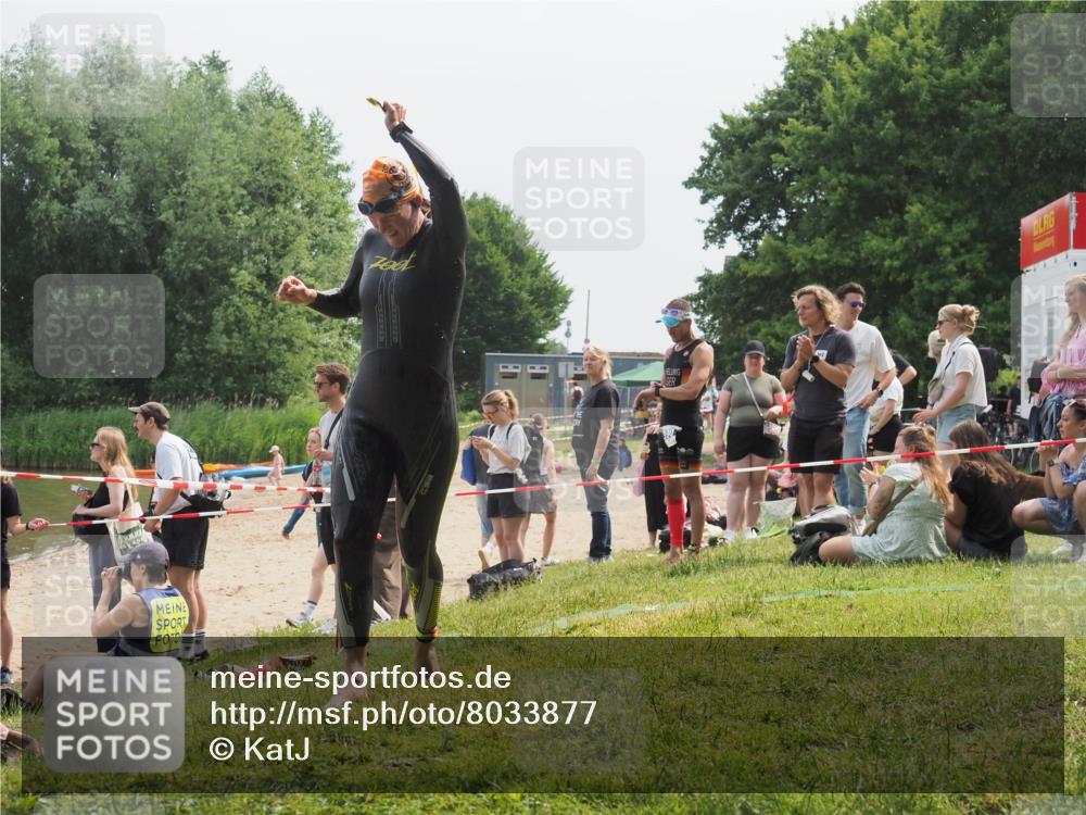 21.06.2025 - 27. Vierlanden-Triathlon KatJ http://msf.ph/oto/8033877 15.06.2025 11:17:07 Schwimmen 825, 945, 978 meine-sportfotos.de