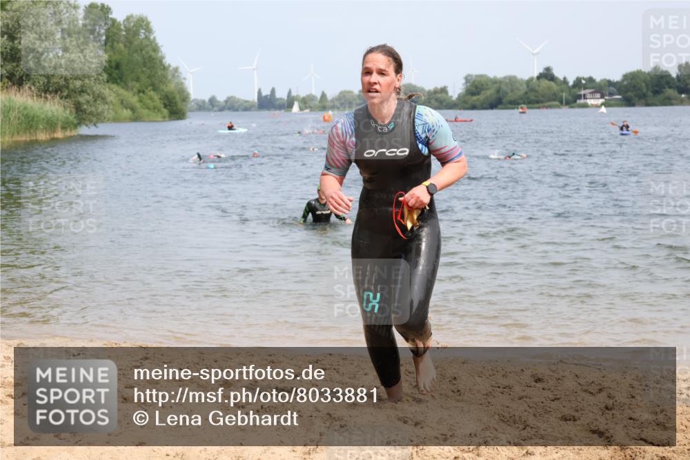21.06.2025 - 27. Vierlanden-Triathlon Lena Gebhardt http://msf.ph/oto/8033881 15.06.2025 11:18:39 Schwimmen 885, 909, 912, 925, 939 meine-sportfotos.de