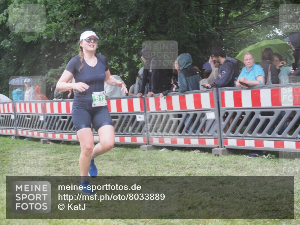 21.06.2025 - 27. Vierlanden-Triathlon KatJ http://msf.ph/oto/8033889 15.06.2025 13:46:45 Ziel 919 meine-sportfotos.de