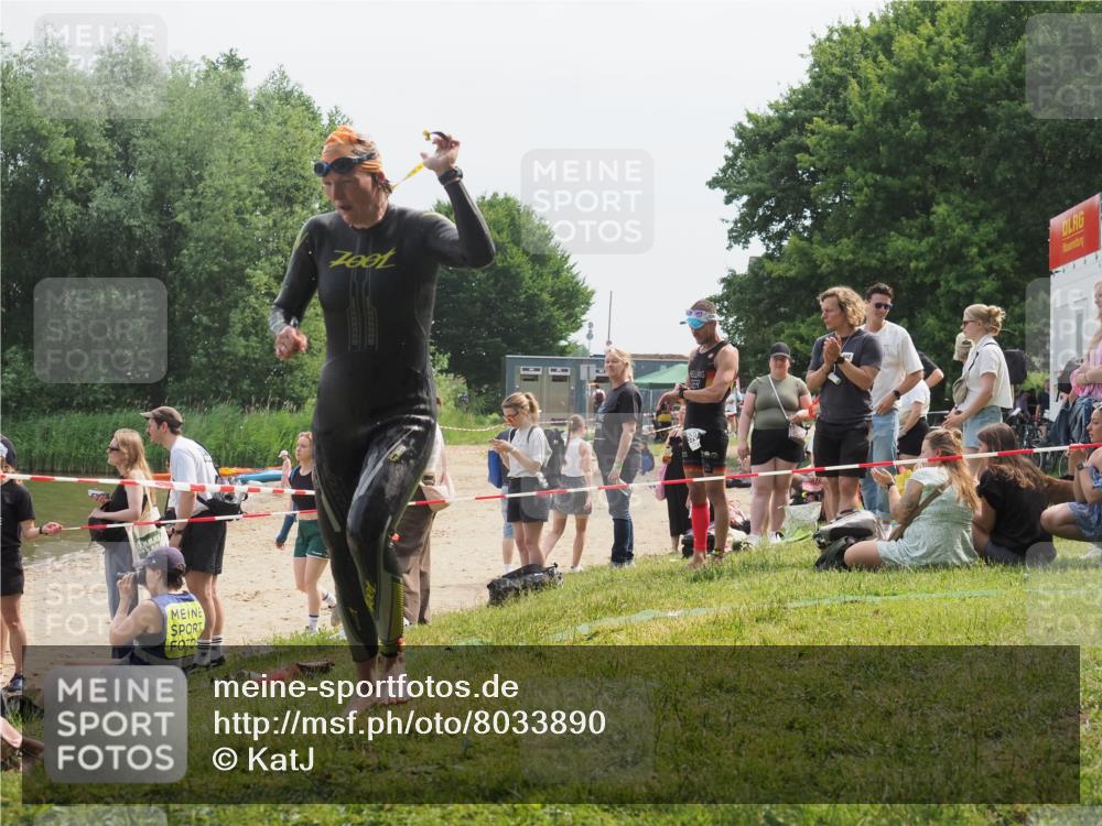 21.06.2025 - 27. Vierlanden-Triathlon KatJ http://msf.ph/oto/8033890 15.06.2025 11:17:07 Schwimmen 825, 945, 978 meine-sportfotos.de