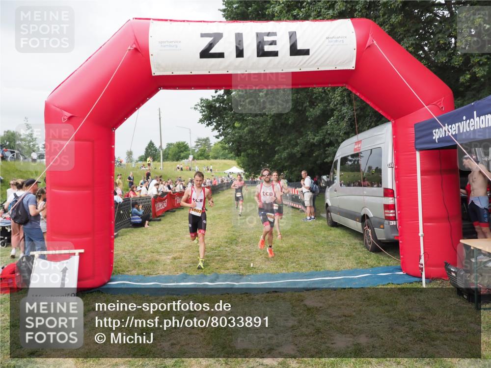 21.06.2025 - 27. Vierlanden-Triathlon MichiJ http://msf.ph/oto/8033891 15.06.2026 12:56:47 Ziel 725, 1004, 1006, 1007, 1008 meine-sportfotos.de