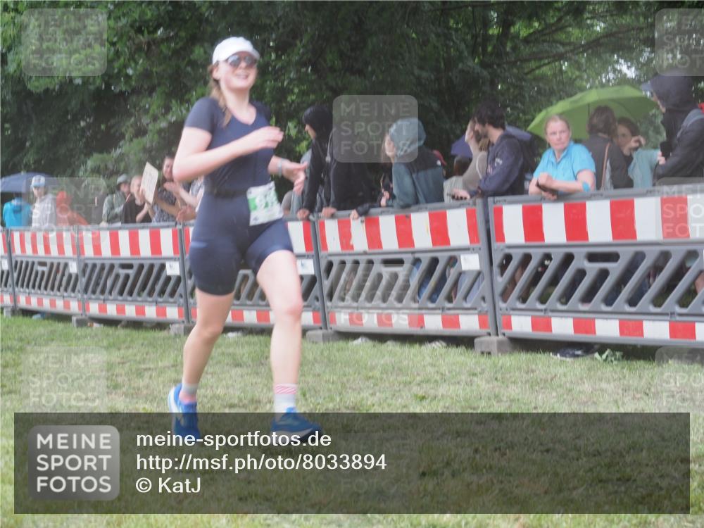 21.06.2025 - 27. Vierlanden-Triathlon KatJ http://msf.ph/oto/8033894 15.06.2025 13:46:45 Ziel 919 meine-sportfotos.de