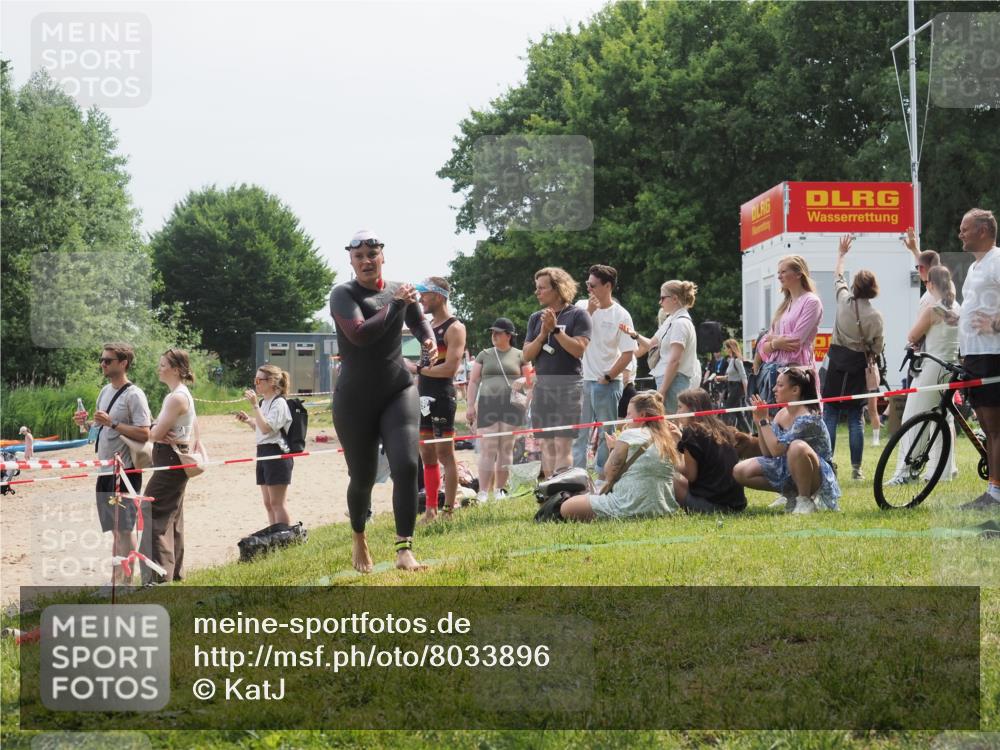 21.06.2025 - 27. Vierlanden-Triathlon KatJ http://msf.ph/oto/8033896 15.06.2025 11:17:10 Schwimmen 944, 945, 978, 979 meine-sportfotos.de