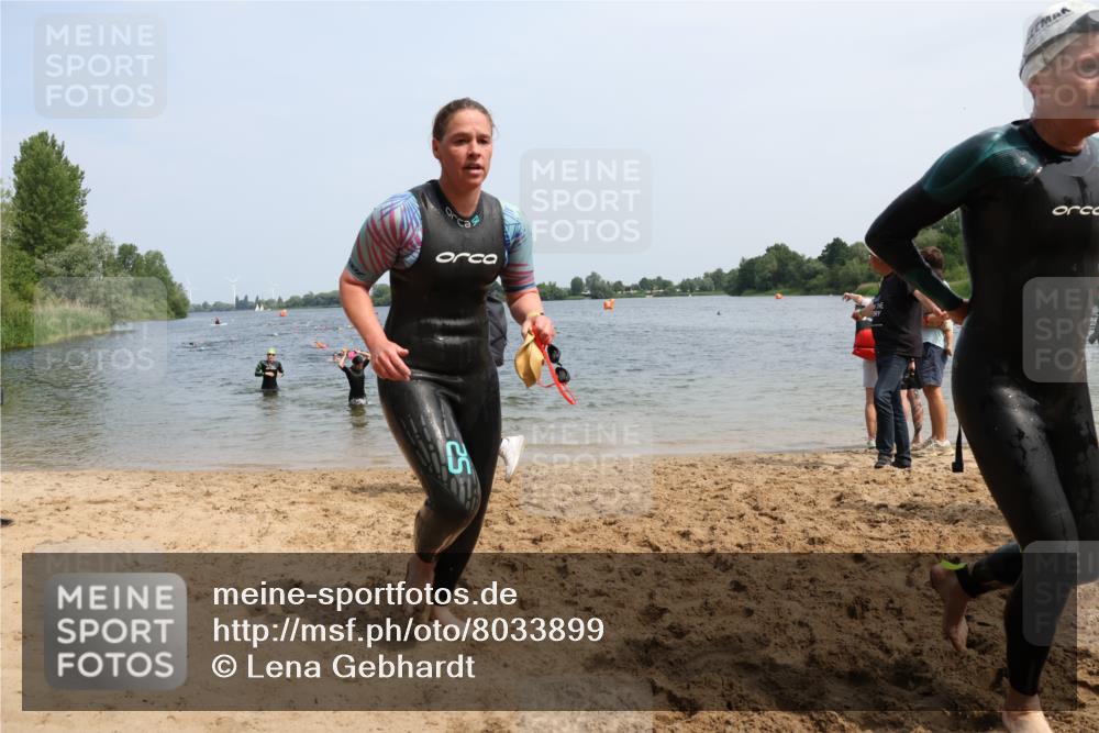 21.06.2025 - 27. Vierlanden-Triathlon Lena Gebhardt http://msf.ph/oto/8033899 15.06.2025 11:18:41 Schwimmen 885, 909, 916, 925, 939 meine-sportfotos.de