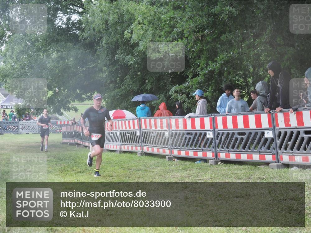21.06.2025 - 27. Vierlanden-Triathlon KatJ http://msf.ph/oto/8033900 15.06.2025 13:47:06 Ziel 84, 214 meine-sportfotos.de