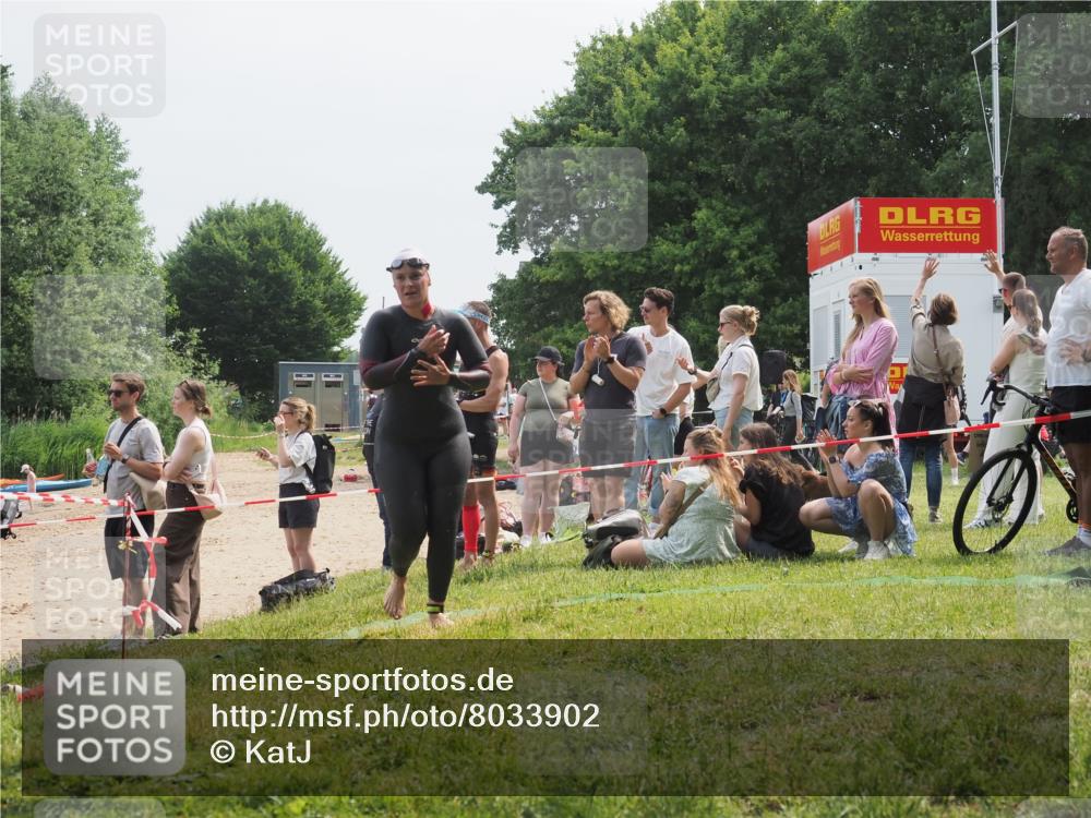 21.06.2025 - 27. Vierlanden-Triathlon KatJ http://msf.ph/oto/8033902 15.06.2025 11:17:10 Schwimmen 944, 945, 978, 979 meine-sportfotos.de