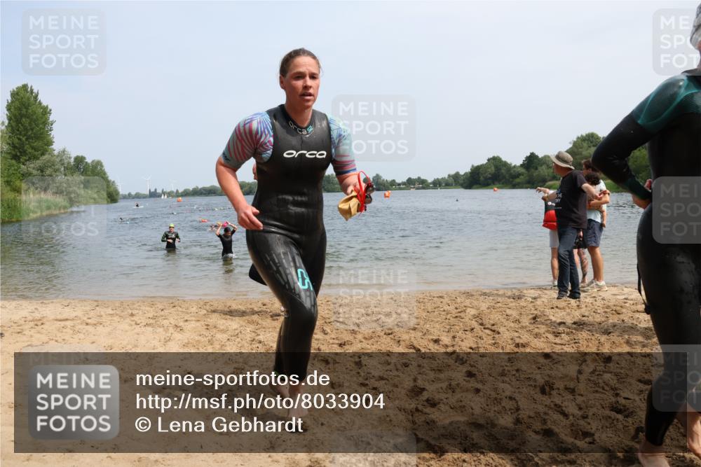 21.06.2025 - 27. Vierlanden-Triathlon Lena Gebhardt http://msf.ph/oto/8033904 15.06.2025 11:18:41 Schwimmen 885, 909, 916, 925, 939 meine-sportfotos.de