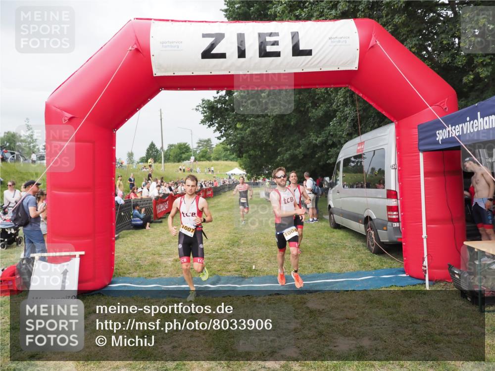 21.06.2025 - 27. Vierlanden-Triathlon MichiJ http://msf.ph/oto/8033906 15.06.2026 12:56:47 Ziel 725, 1004, 1006, 1007, 1008 meine-sportfotos.de