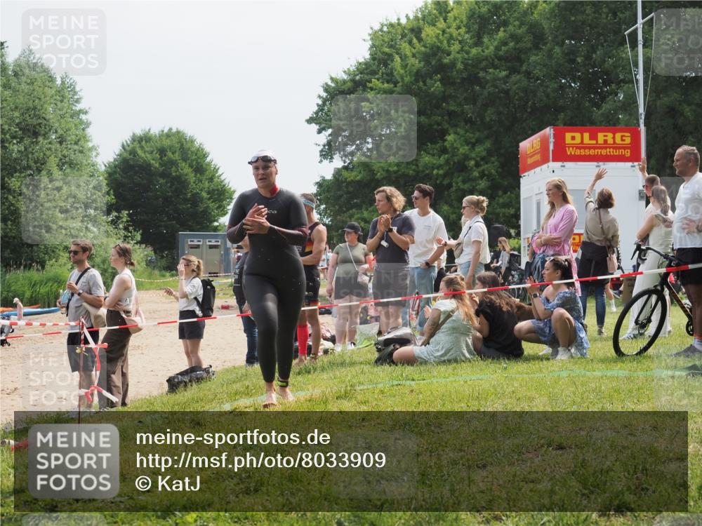 21.06.2025 - 27. Vierlanden-Triathlon KatJ http://msf.ph/oto/8033909 15.06.2025 11:17:10 Schwimmen 944, 945, 978, 979 meine-sportfotos.de