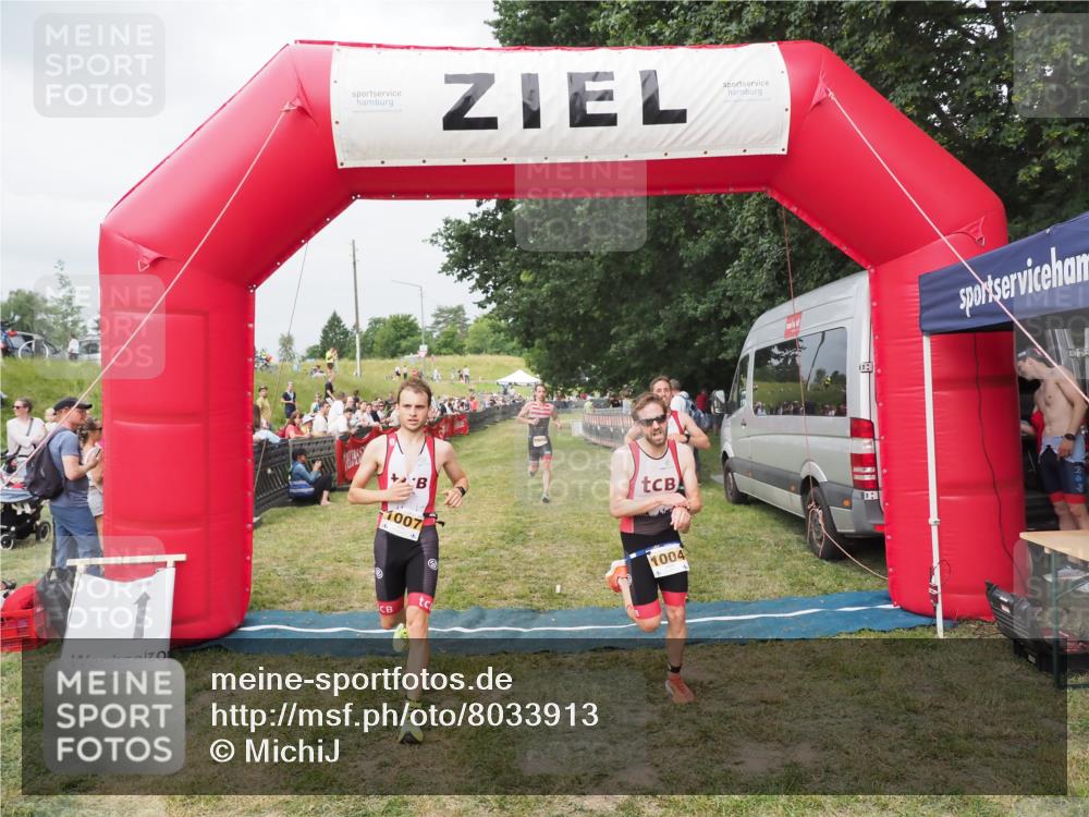 21.06.2025 - 27. Vierlanden-Triathlon MichiJ http://msf.ph/oto/8033913 15.06.2026 12:56:47 Ziel 725, 1004, 1006, 1007, 1008 meine-sportfotos.de