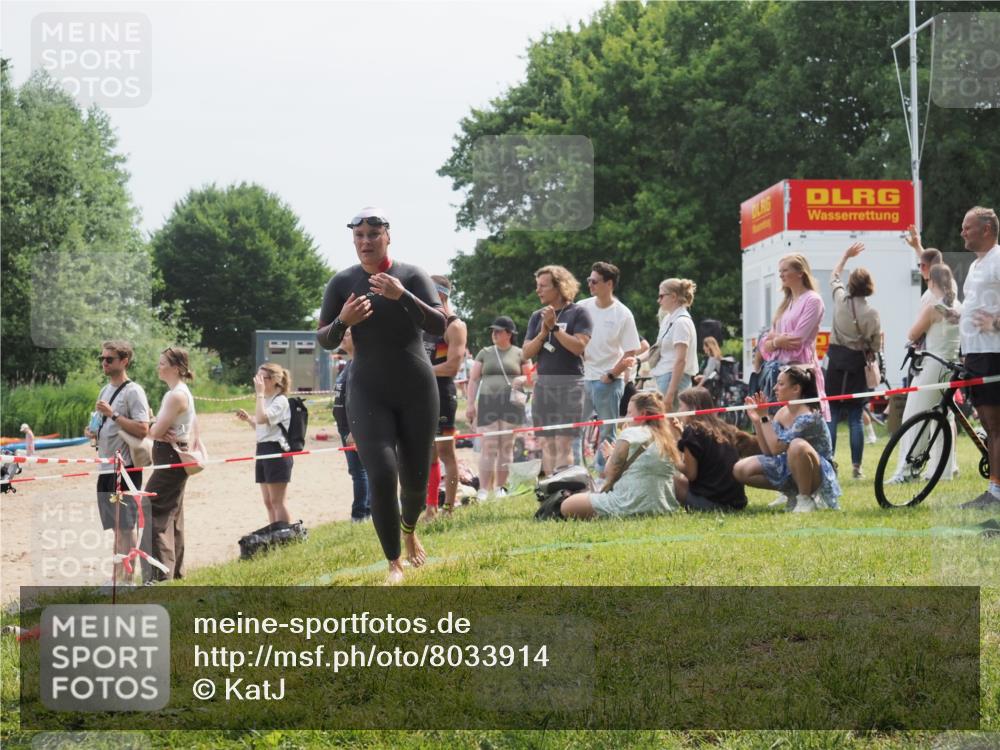 21.06.2025 - 27. Vierlanden-Triathlon KatJ http://msf.ph/oto/8033914 15.06.2025 11:17:11 Schwimmen 944, 945, 978, 979 meine-sportfotos.de