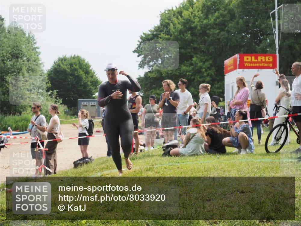 21.06.2025 - 27. Vierlanden-Triathlon KatJ http://msf.ph/oto/8033920 15.06.2025 11:17:11 Schwimmen 944, 945, 978, 979 meine-sportfotos.de