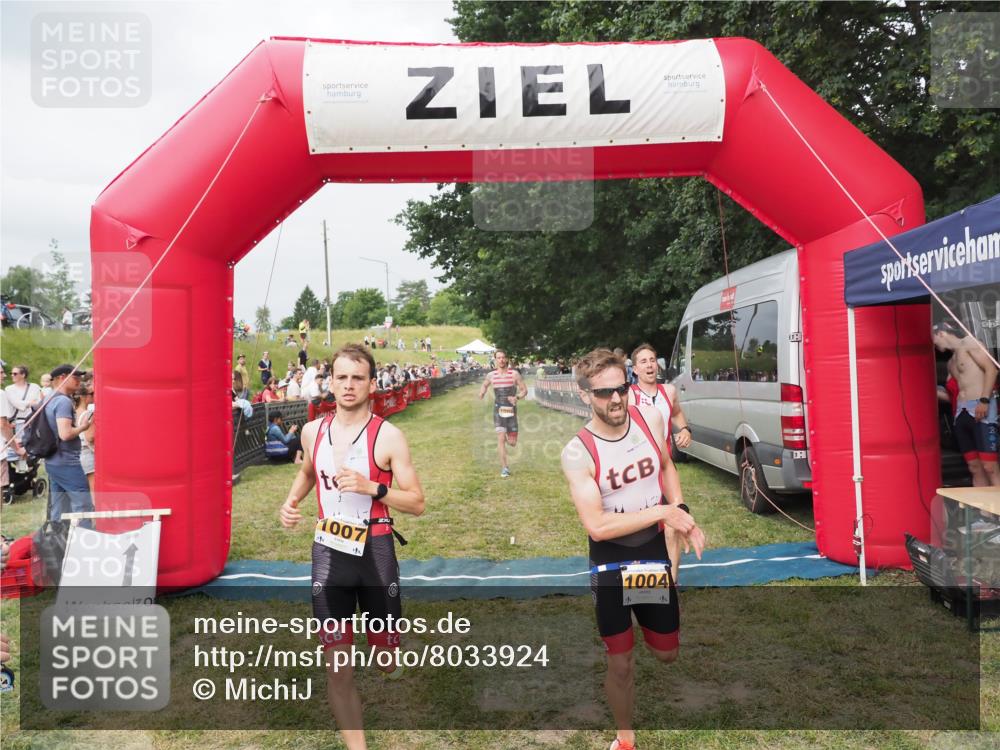 21.06.2025 - 27. Vierlanden-Triathlon MichiJ http://msf.ph/oto/8033924 15.06.2026 12:56:48 Ziel 725, 1004, 1006, 1007, 1008 meine-sportfotos.de