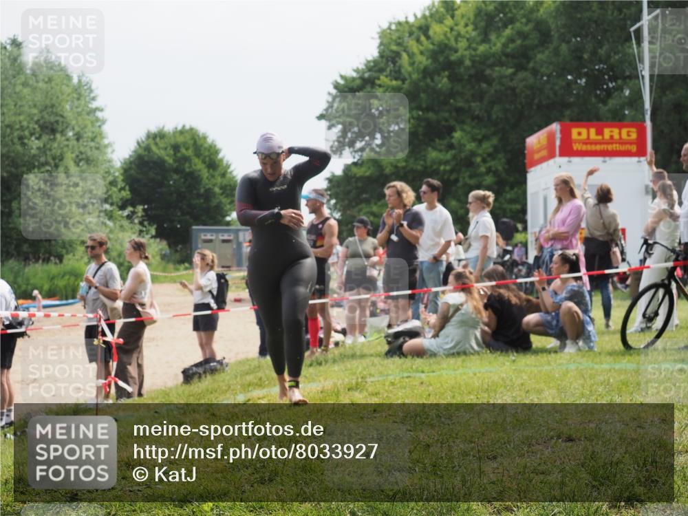 21.06.2025 - 27. Vierlanden-Triathlon KatJ http://msf.ph/oto/8033927 15.06.2025 11:17:11 Schwimmen 944, 945, 978, 979 meine-sportfotos.de