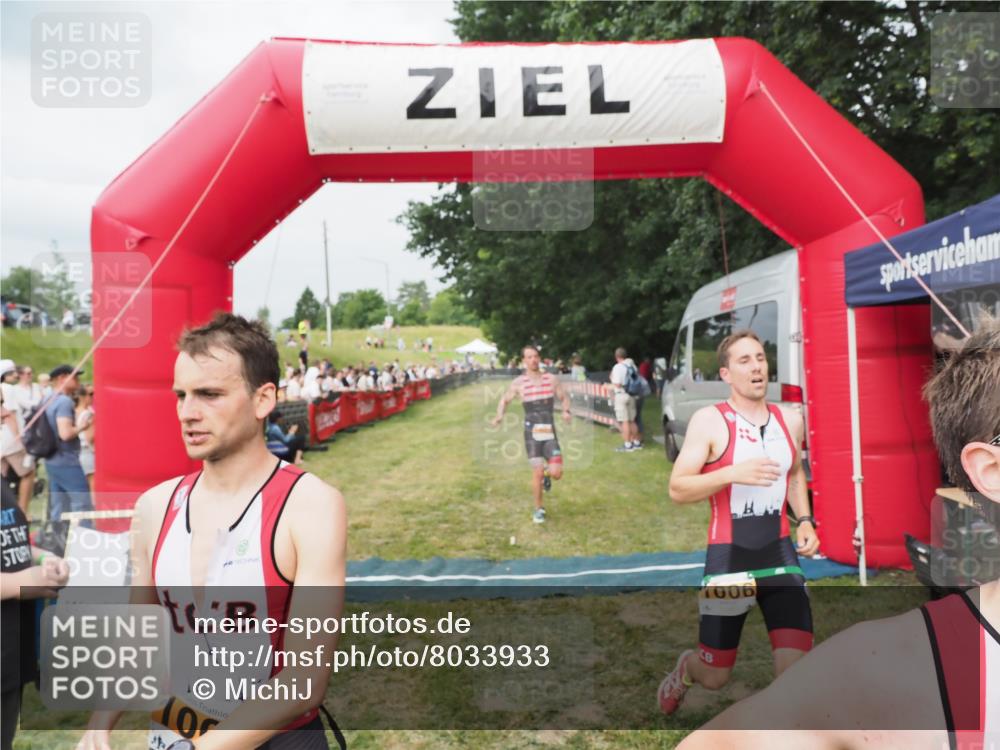 21.06.2025 - 27. Vierlanden-Triathlon MichiJ http://msf.ph/oto/8033933 15.06.2026 12:56:48 Ziel 725, 1004, 1006, 1007, 1008 meine-sportfotos.de