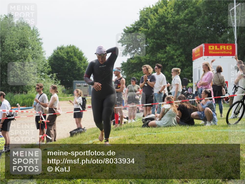 21.06.2025 - 27. Vierlanden-Triathlon KatJ http://msf.ph/oto/8033934 15.06.2025 11:17:11 Schwimmen 944, 945, 978, 979 meine-sportfotos.de