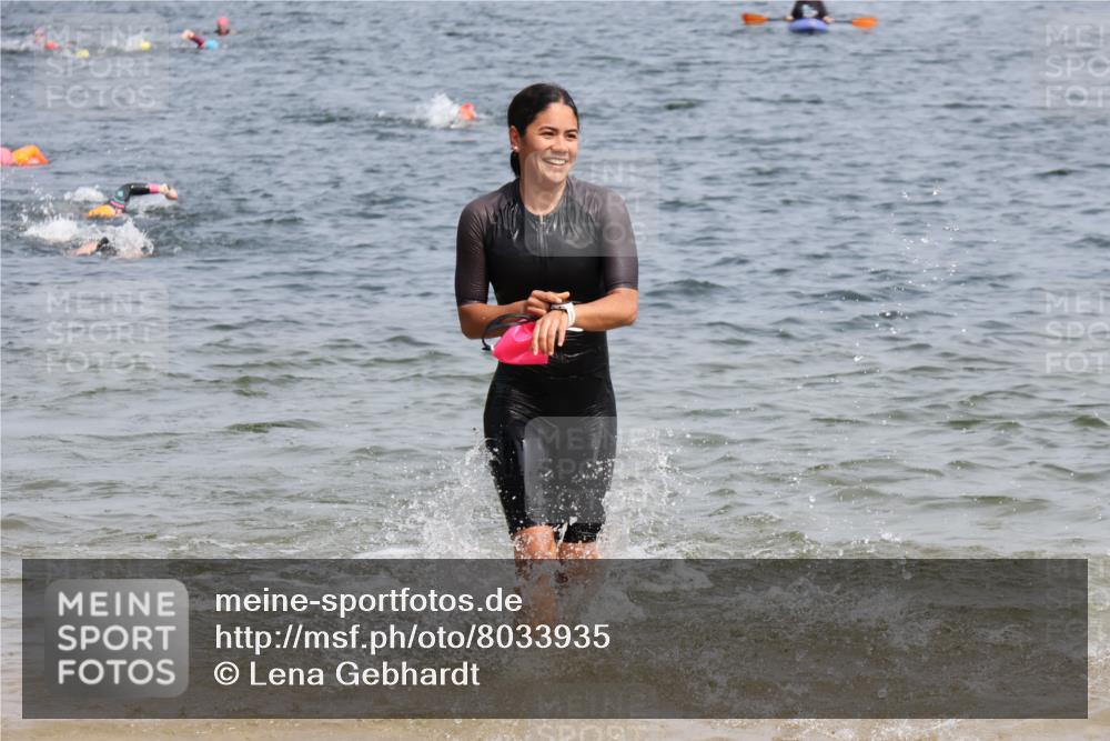 21.06.2025 - 27. Vierlanden-Triathlon Lena Gebhardt http://msf.ph/oto/8033935 15.06.2025 11:18:44 Schwimmen 885, 909, 916, 925, 939 meine-sportfotos.de