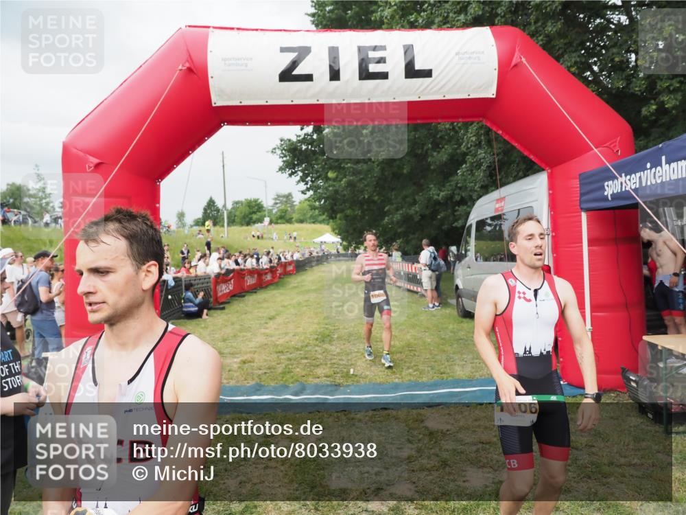 21.06.2025 - 27. Vierlanden-Triathlon MichiJ http://msf.ph/oto/8033938 15.06.2026 12:56:49 Ziel 725, 1004, 1006, 1007, 1008 meine-sportfotos.de