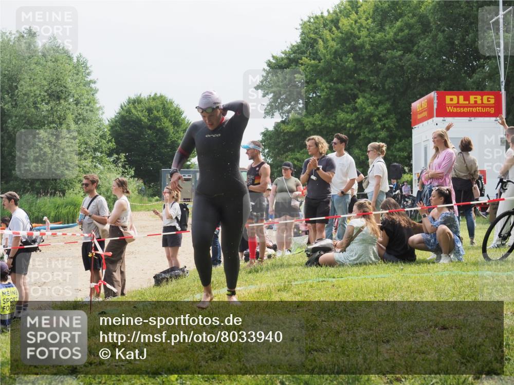 21.06.2025 - 27. Vierlanden-Triathlon KatJ http://msf.ph/oto/8033940 15.06.2025 11:17:11 Schwimmen 944, 945, 978, 979 meine-sportfotos.de