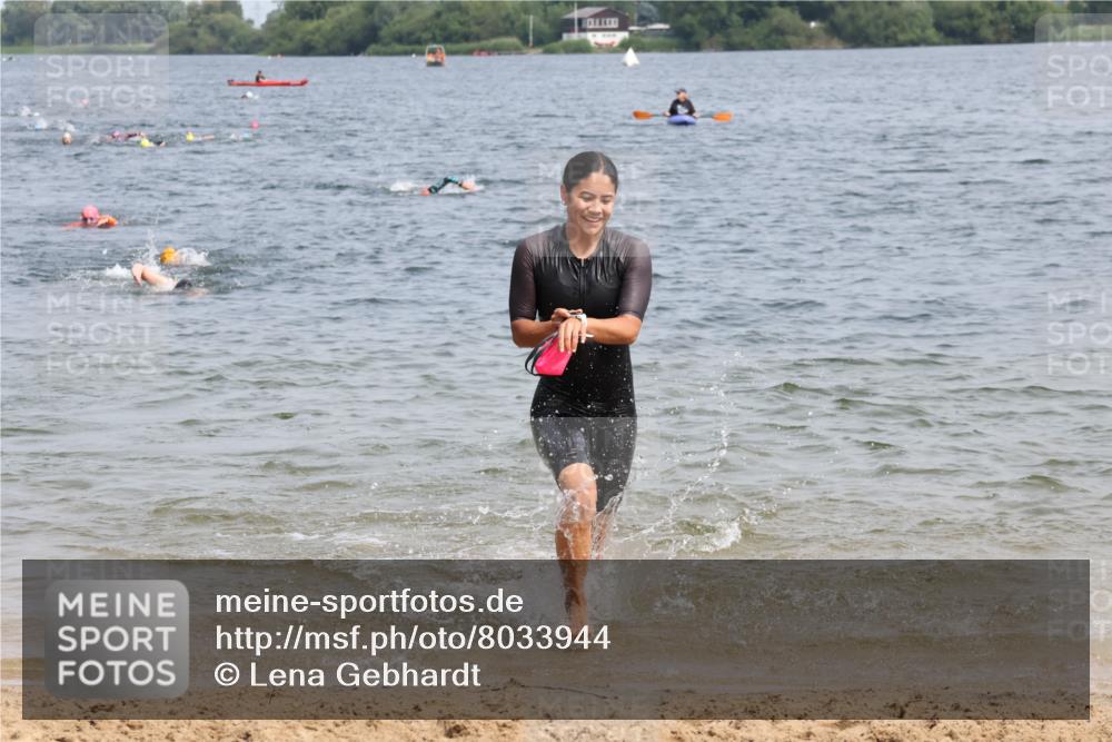 21.06.2025 - 27. Vierlanden-Triathlon Lena Gebhardt http://msf.ph/oto/8033944 15.06.2025 11:18:44 Schwimmen 885, 909, 916, 925, 939 meine-sportfotos.de
