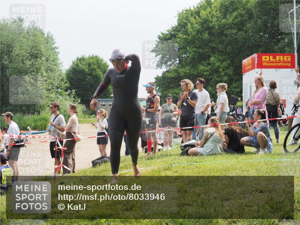 21.06.2025 - 27. Vierlanden-Triathlon KatJ http://msf.ph/oto/8033946 15.06.2025 11:17:11 Schwimmen 944, 945, 978, 979 meine-sportfotos.de