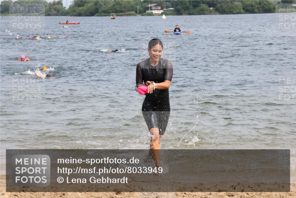 21.06.2025 - 27. Vierlanden-Triathlon Lena Gebhardt http://msf.ph/oto/8033949 15.06.2025 11:18:44 Schwimmen 885, 909, 916, 925, 939 meine-sportfotos.de