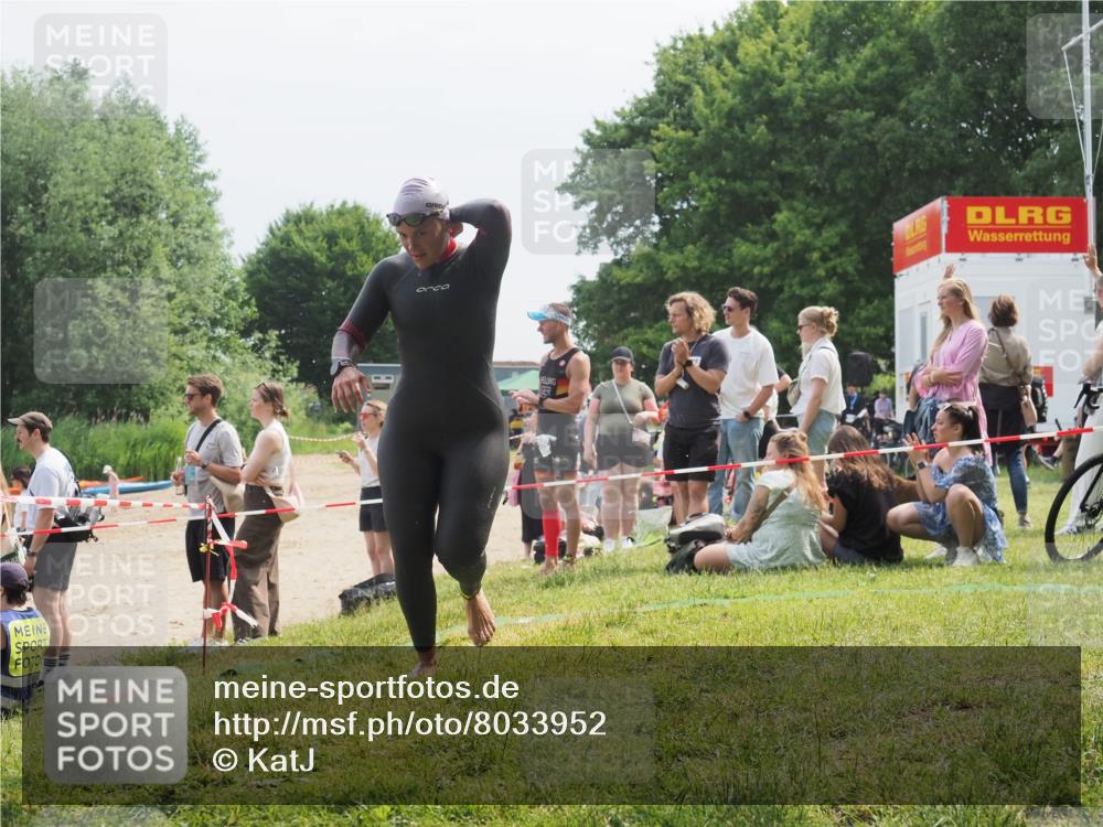 21.06.2025 - 27. Vierlanden-Triathlon KatJ http://msf.ph/oto/8033952 15.06.2025 11:17:11 Schwimmen 944, 945, 978, 979 meine-sportfotos.de
