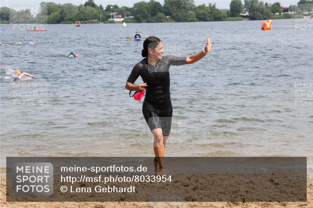 21.06.2025 - 27. Vierlanden-Triathlon Lena Gebhardt http://msf.ph/oto/8033954 15.06.2025 11:18:45 Schwimmen 885, 909, 916, 925, 939 meine-sportfotos.de
