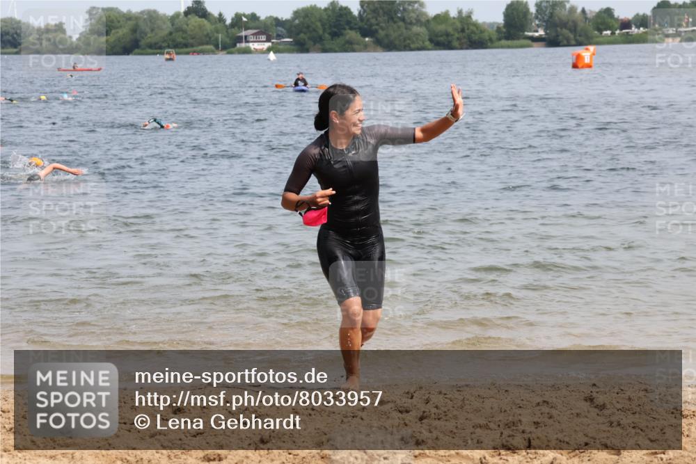 21.06.2025 - 27. Vierlanden-Triathlon Lena Gebhardt http://msf.ph/oto/8033957 15.06.2025 11:18:45 Schwimmen 885, 909, 916, 925, 939 meine-sportfotos.de