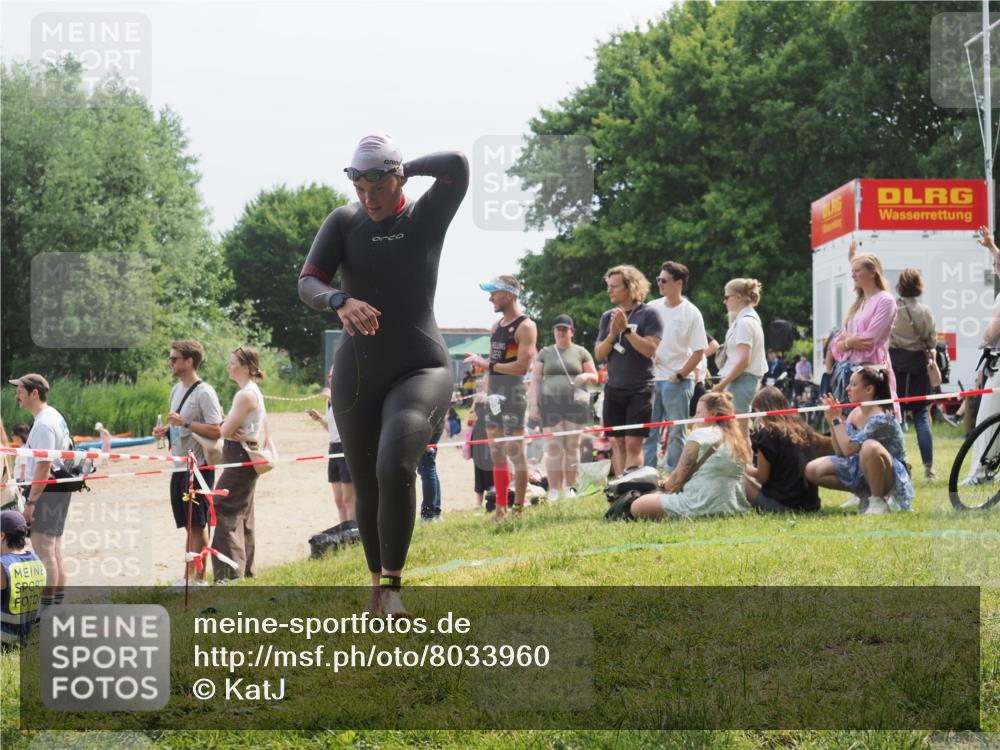 21.06.2025 - 27. Vierlanden-Triathlon KatJ http://msf.ph/oto/8033960 15.06.2025 11:17:11 Schwimmen 944, 945, 978, 979 meine-sportfotos.de