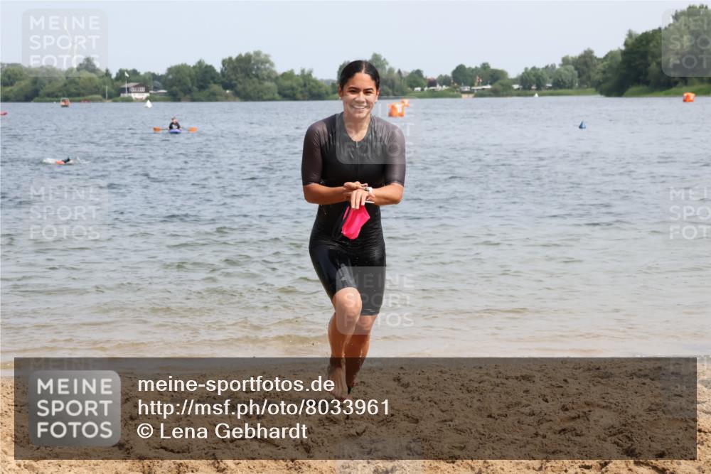 21.06.2025 - 27. Vierlanden-Triathlon Lena Gebhardt http://msf.ph/oto/8033961 15.06.2025 11:18:46 Schwimmen 885, 909, 916, 925, 939 meine-sportfotos.de
